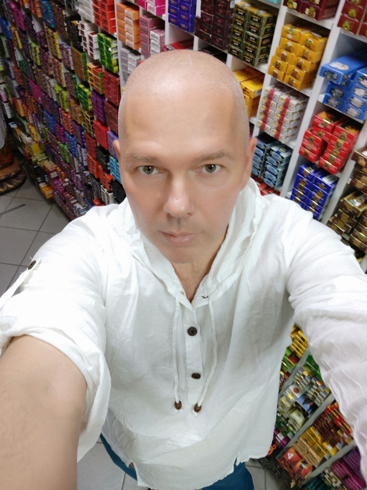 Рубашка с капюшоном на пуговицах с прорезью внизу спереди цвет белый