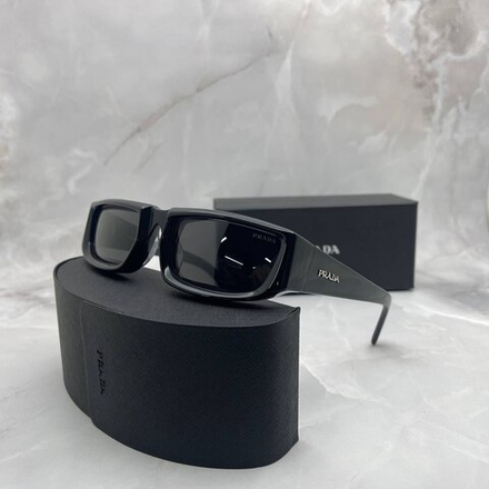 Солнцезащитные очки Prada