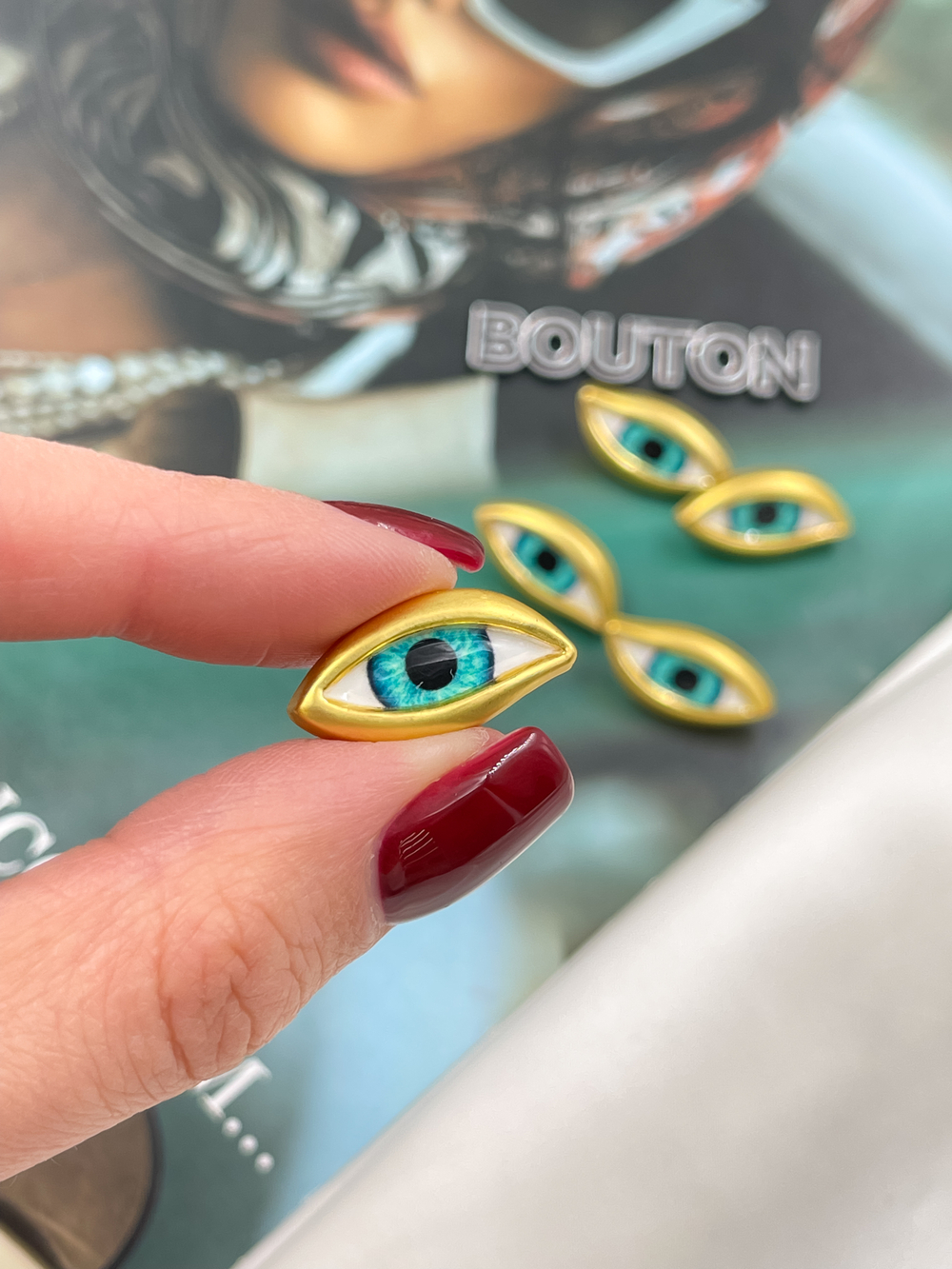 Пуговицы Скиапар. золотистые в форме "Глаза" с голубым (бирюзовым) зрачком