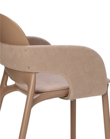 Кресло пластиковое с обивкой Hug