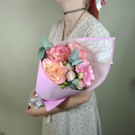 Нежный букет из французских роз эвкалипта герберы и кустовой розы в упаковке