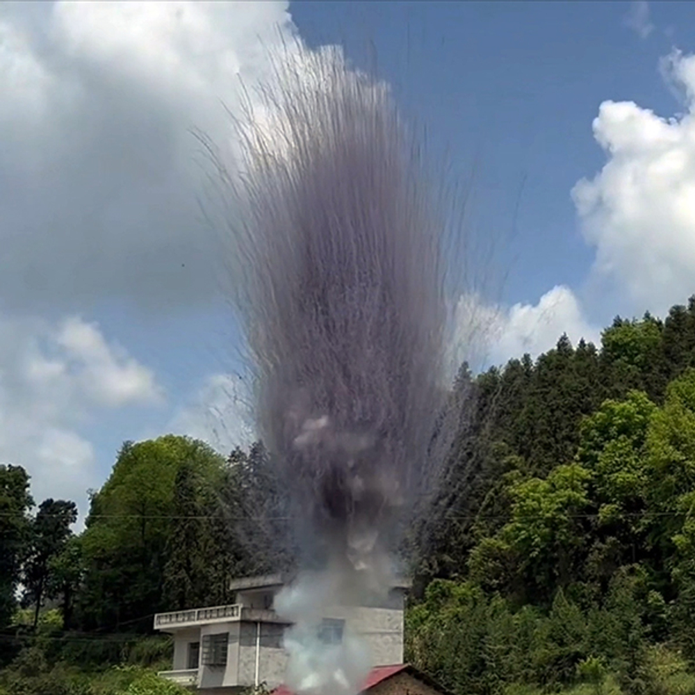СУ0101612 Дневная батарея салютов "SMOKE MINE" (1,2" х 16 залпов)