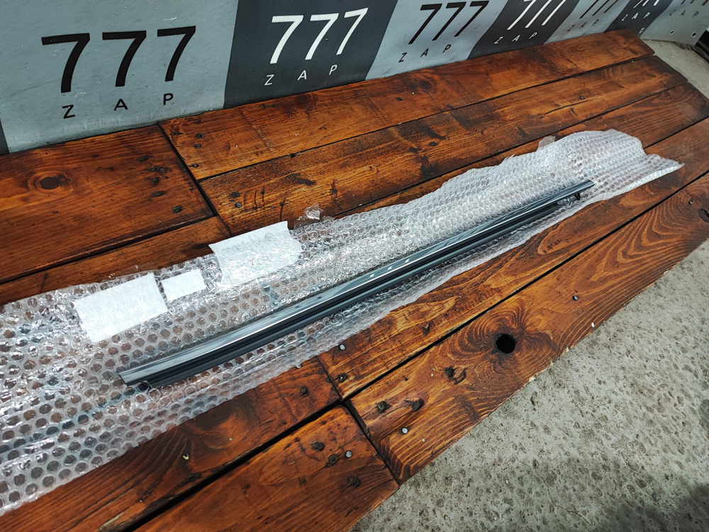 Молдинг стекла заднего правого Camry XV70 Новый Оригинал 7573033170