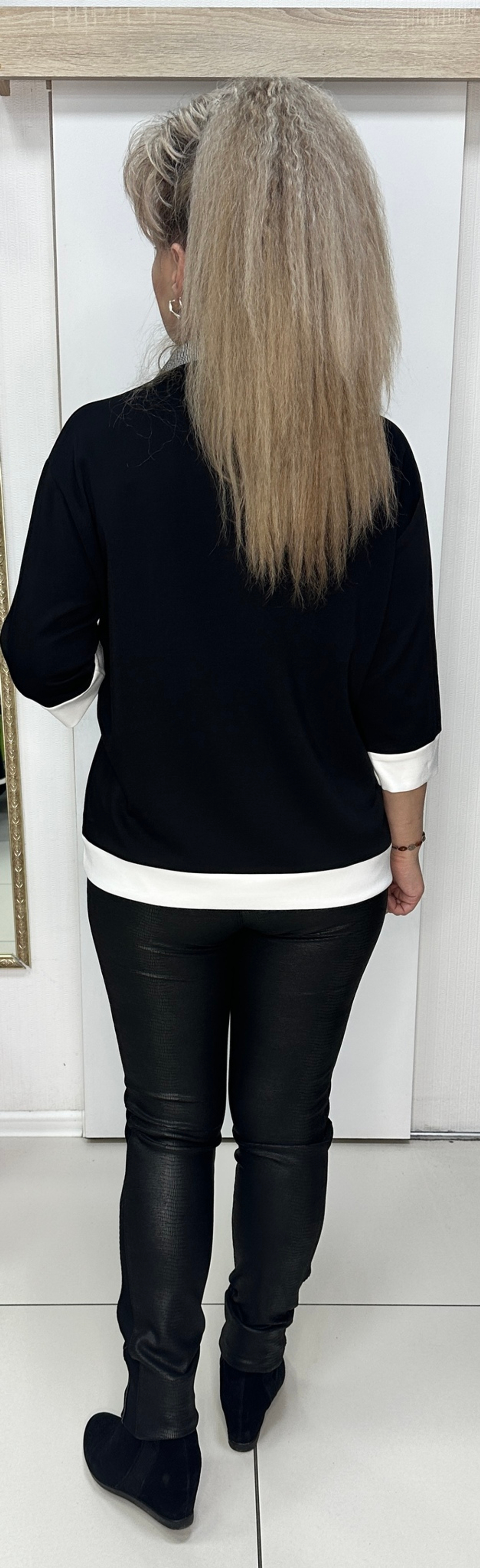 Черный трикотажный блузон с полосатым воротником