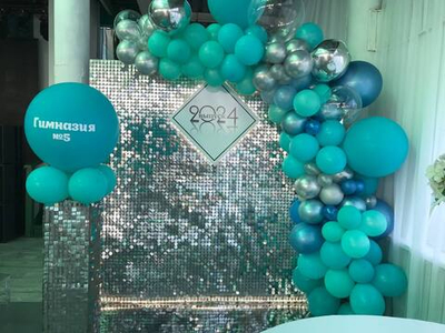 Фотозона из паеток с шарами, тумбой и шаром гигантом 250 на 250 см