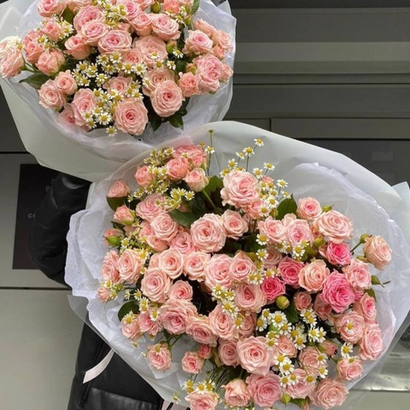 Букет из кустовых роз и ромашки "Flora Aura"