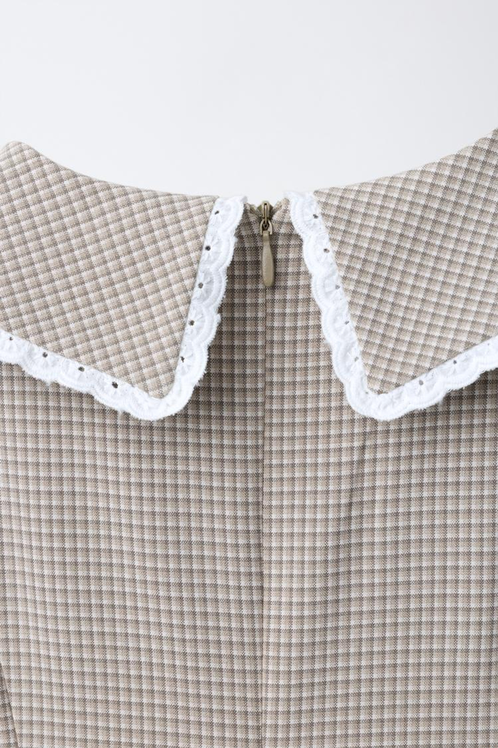 ZARA ПЛАТЬЕ В КЛЕТКУ С ВОЛАНАМИ И КРУЖЕВОМ, БЕЛЫЙ/СЕРЫЙ