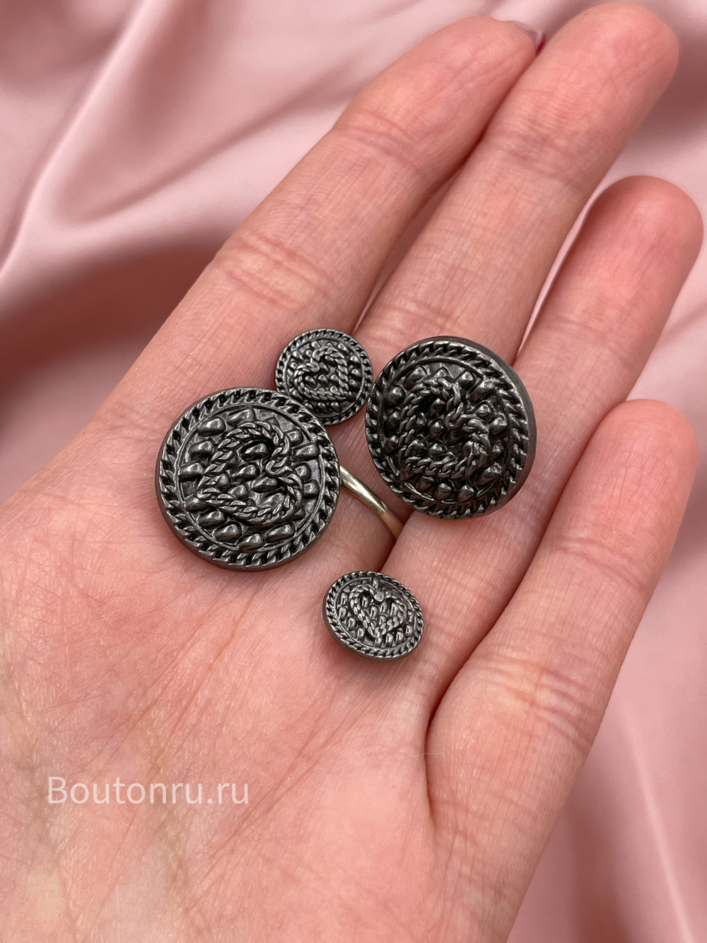 Пуговицы  установочные графитовые с сердцем комплект