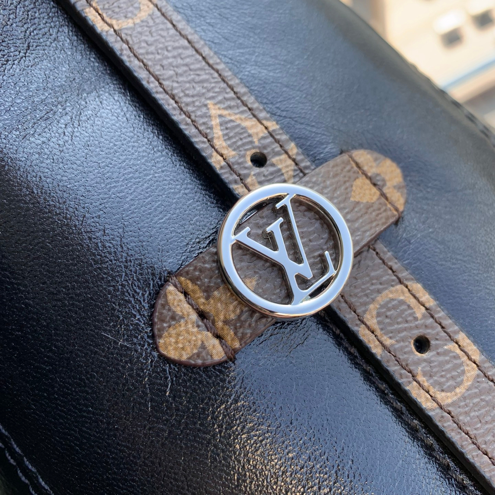 Louis Vuitton CarryAll East West