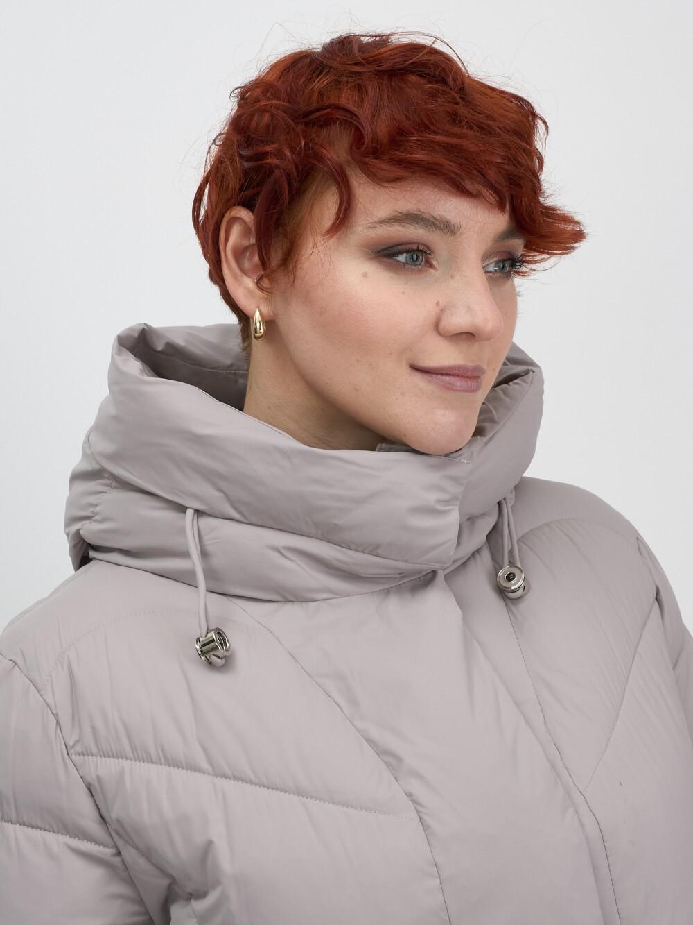Пальто зимнее утепленное с капюшоном женское серого цвета 7628Sr