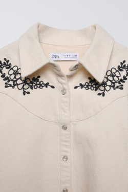 ZARA ДЖИНСОВАЯ КУРТКА-РУБАШКА С ЦВЕТОЧНЫМ ПРИНТОМ, ЭКРЮ