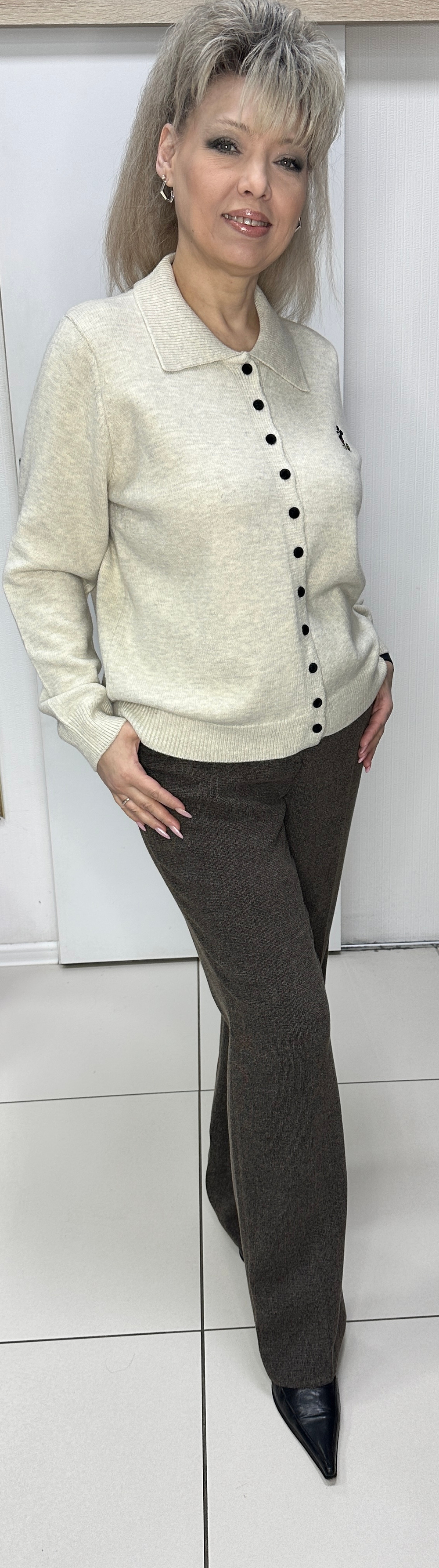 Светлый жакет на черных пуговках