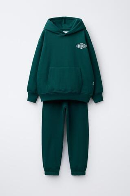 ZARA КОМПЛЕКТ ИЗ ТОЛСТОВКИ И БРЮК-ДЖОГГЕРОВ С НАШИВКОЙ, ЗЕЛЕНЫЙ