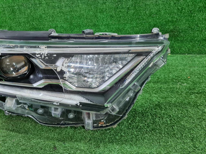 Битая Фара правая Toyota RAV4 5 XA50 (2018-н.в.) LED