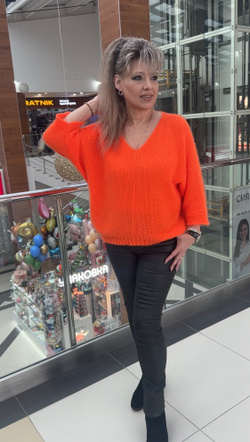 Джемпер с V- образным вырезом декольте