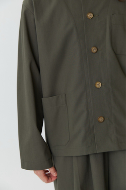 Жакет с тремя карманами серо-зеленого цвета