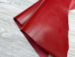 ярко красная кожа козы