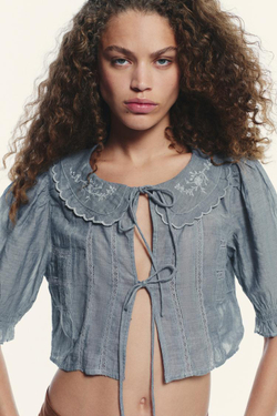 ZARA УКОРОЧЕННАЯ РУБАШКА С ВЫШИВКОЙ, СЕРО-СИНИЙ