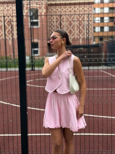 Розовый костюм из жилета и юбки