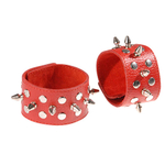 Красные напульсники с шипами и заклепками (Цвет: красный)