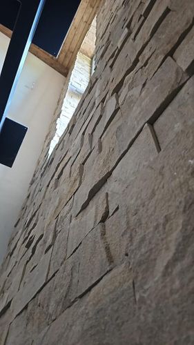 Эта плитка из жёлтого песчаника под названием «Сосна» добавит натуральности и текстурного разнообразия в ваш дизайн