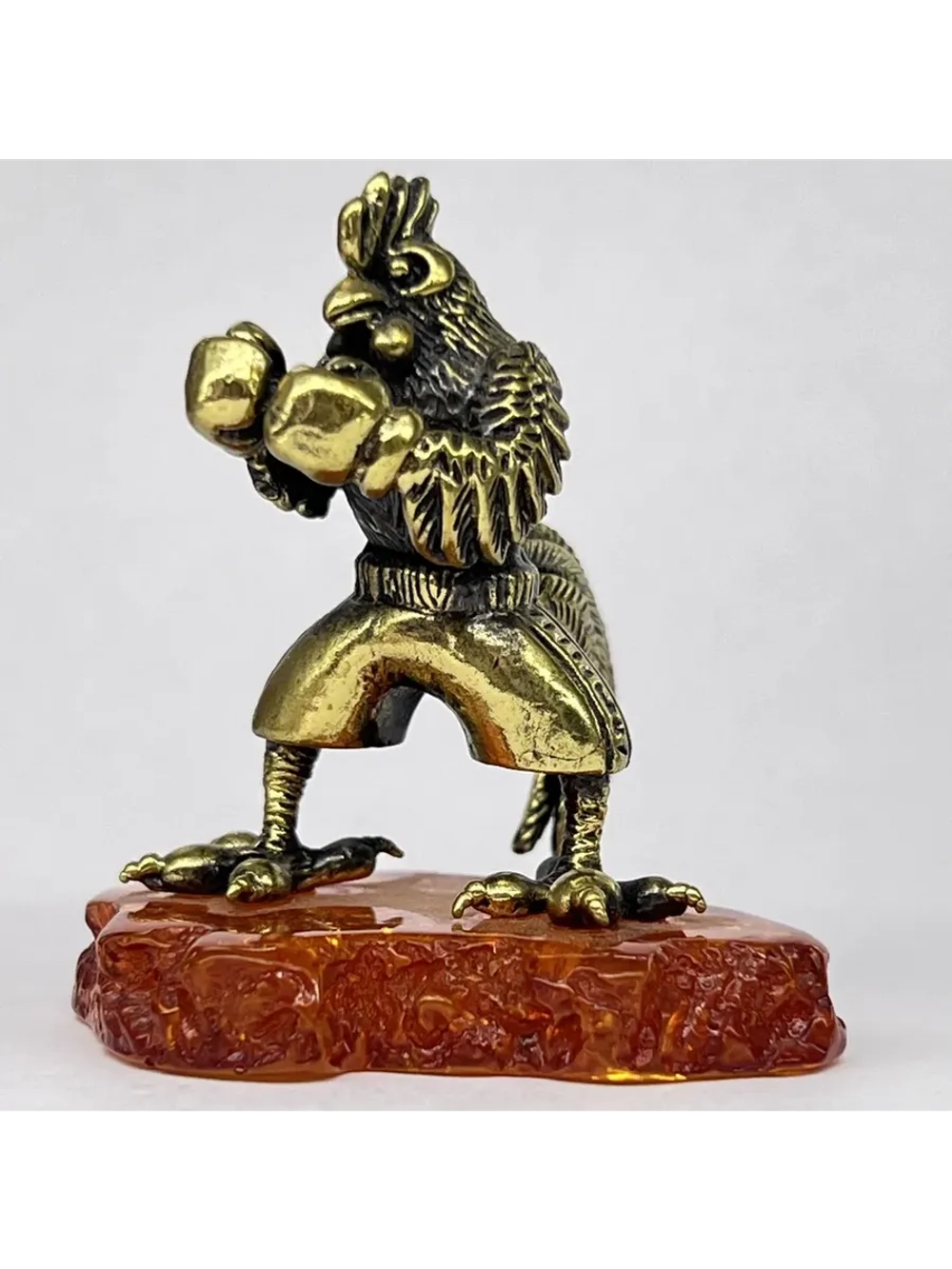 Бронзовая статуэтка на янтаре