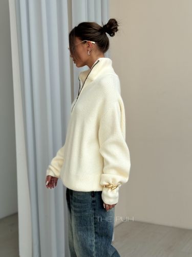 Молочный свитер на молнии