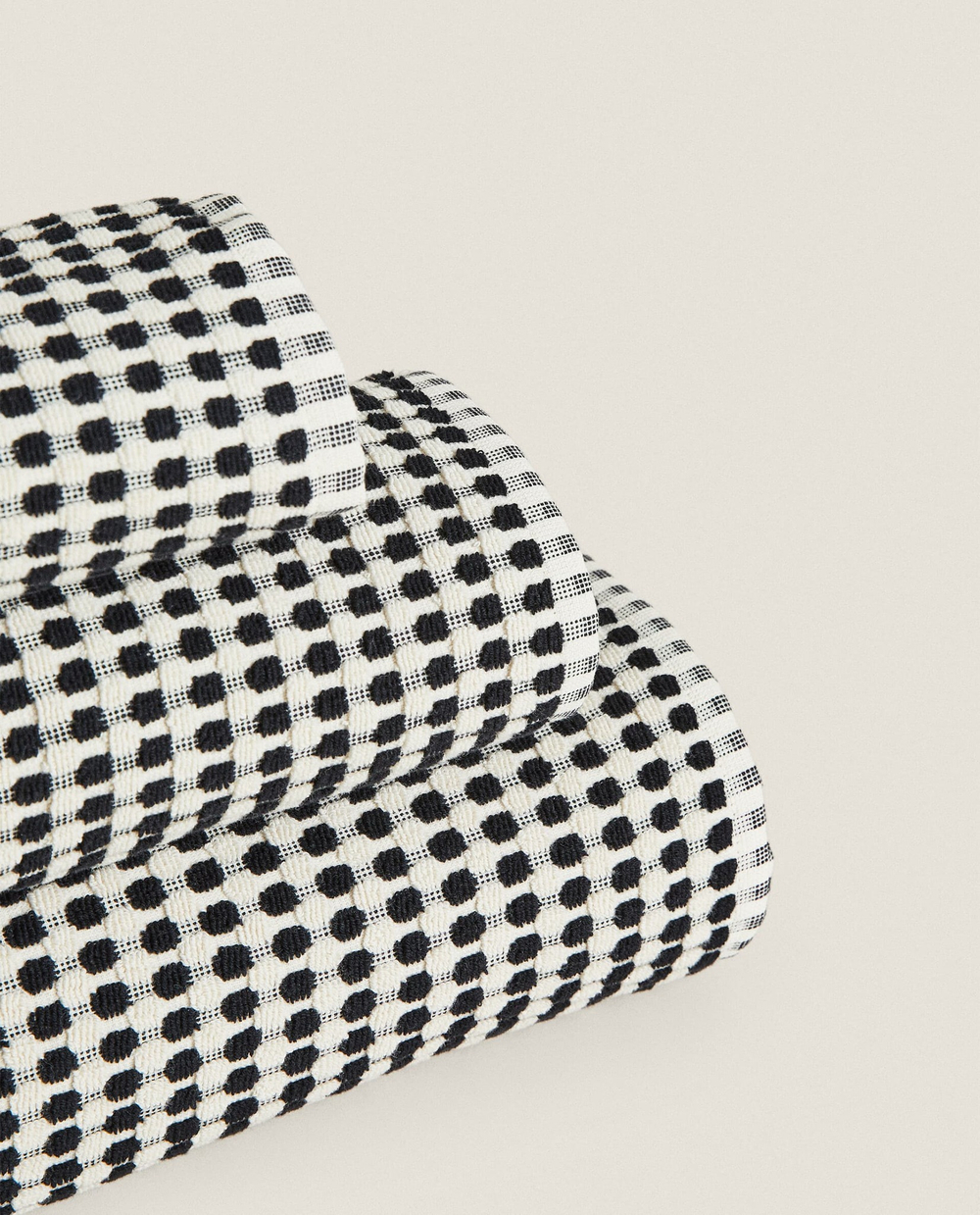 ZARA HOME ПОЛОТЕНЦЕ ИЗ ТЕКСТУРИРОВАННОГО ХЛОПКА, ЧЕРНЫЙ