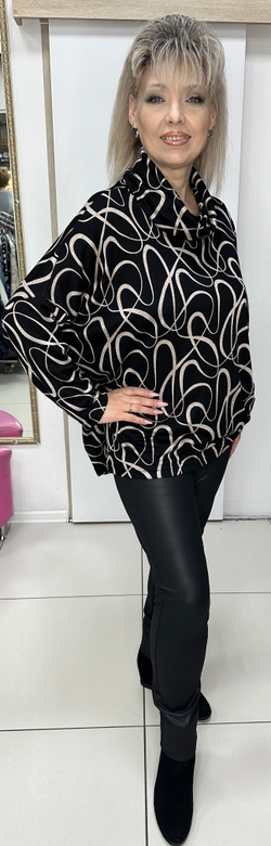 Туника черная с хомутом и бежевым абстрактным изображением