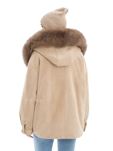 Объемная парка бежевого цвета из замши