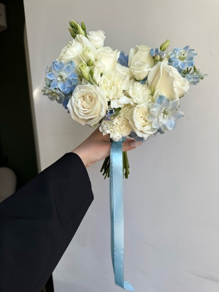 Свадебный букет из дельфиниума, одноголовых роз, оксипеталума и лизиантуса