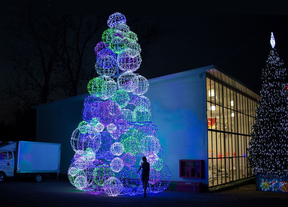 светодиодная конструкция елка из светящихся шаров