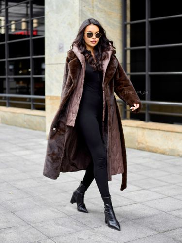 Шоколадный комбинированный пуховик с капюшоном и поясом