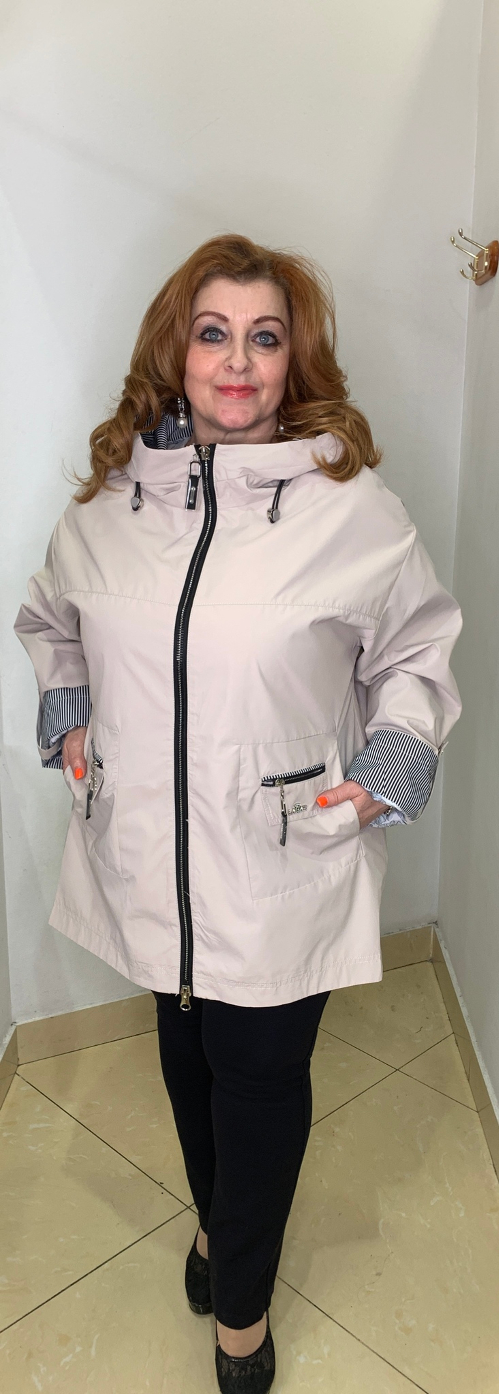 Бежевая куртка-ветровка с полосатой отделкой