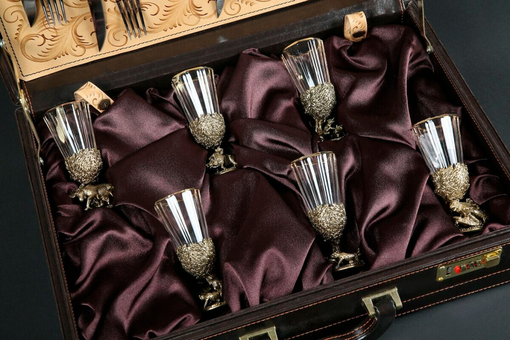 Подарочный набор "Oxoтничье застолье" в кейсе (6 лафитников, 12 приборов)
