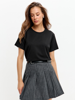 Классическая базовая футболка полуприлегающего силуэта