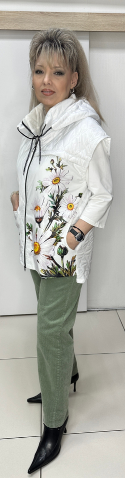 Белый стеганный жилет с принтом из ромашек