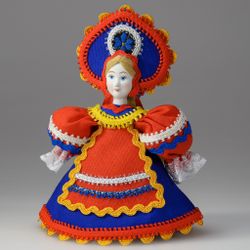 Малая подвесная кукла в красном переднике