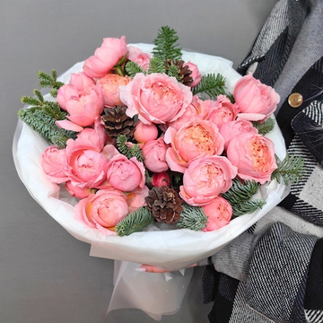 Букет из кустовых пионовидных роз с зимним декором