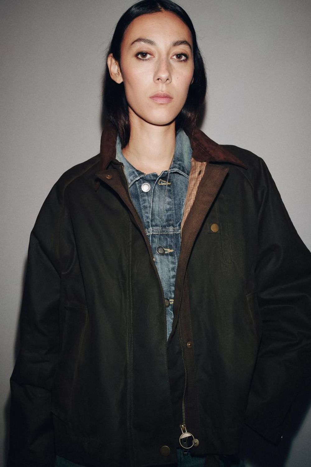 ZARA КУРТКА С ВОЩЕНЫМ ПОКРЫТИЕМ И КОНТРАСТНЫМ ВОРОТНИКОМ — ZW COLLECTION, ХАКИ