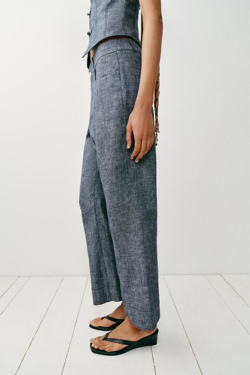 ZARA УКОРОЧЕННЫЕ БРЮКИ MINI FLARE ИЗ СМЕСОВОГО ЛЬНА, СЕРЫЙ
