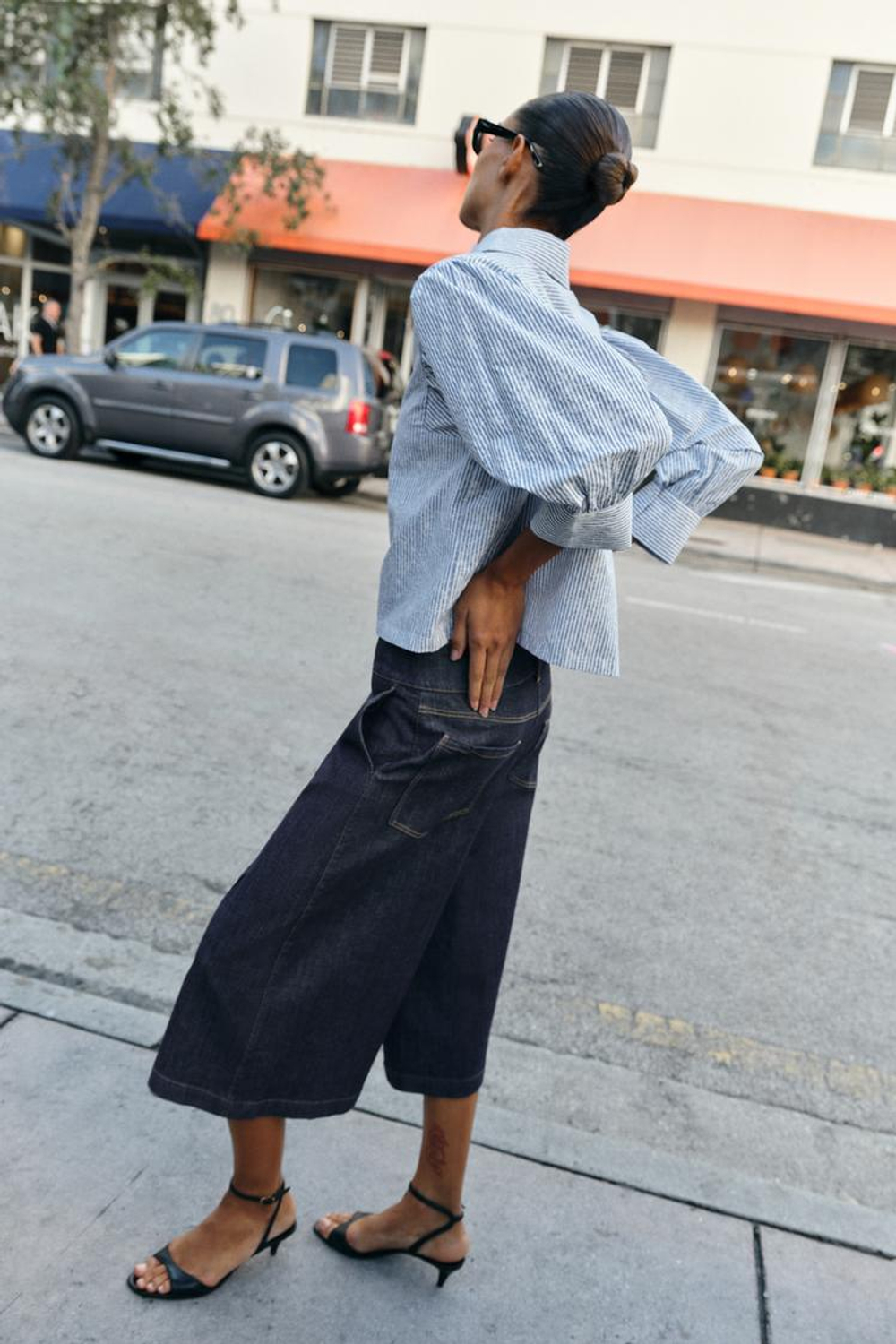 ZARA РУБАШКА В ПОЛОСКУ С ЦВЕТОЧНЫМ ПРИНТОМ, СИНИЙ/БЕЛЫЙ