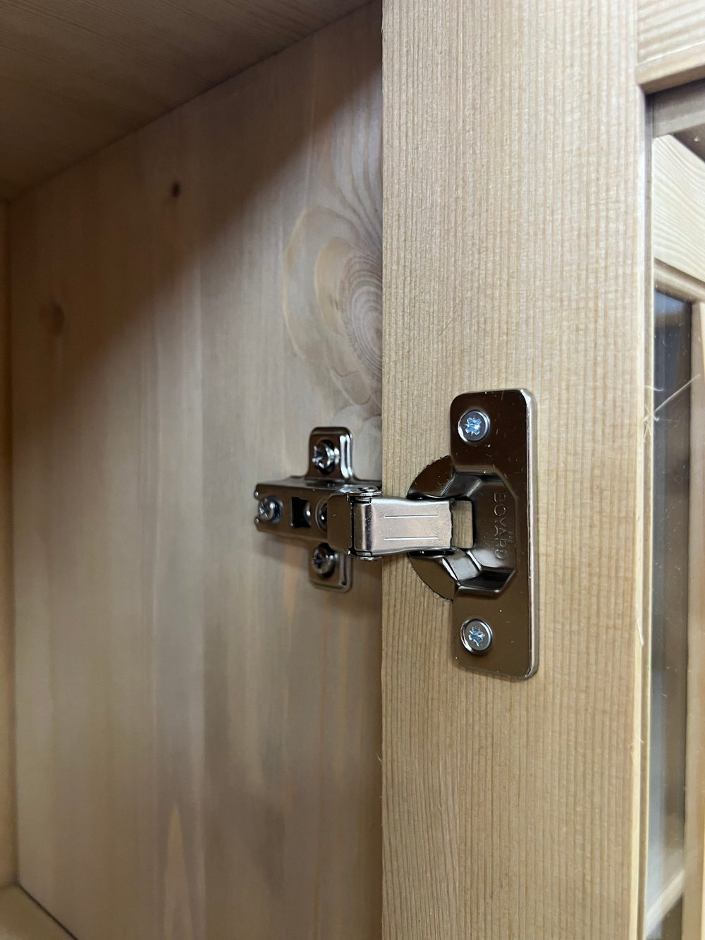 Шкаф витрина Бритта трехдверный лак