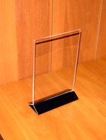 Менюхолдер тейбл тент А5 вертикальный с черным основанием