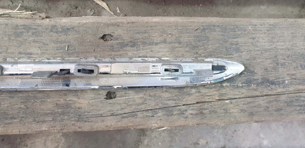 Молдинг решетки радиатора Mercedes E (W213) 16-20 Б/У Оригинал A2138880473