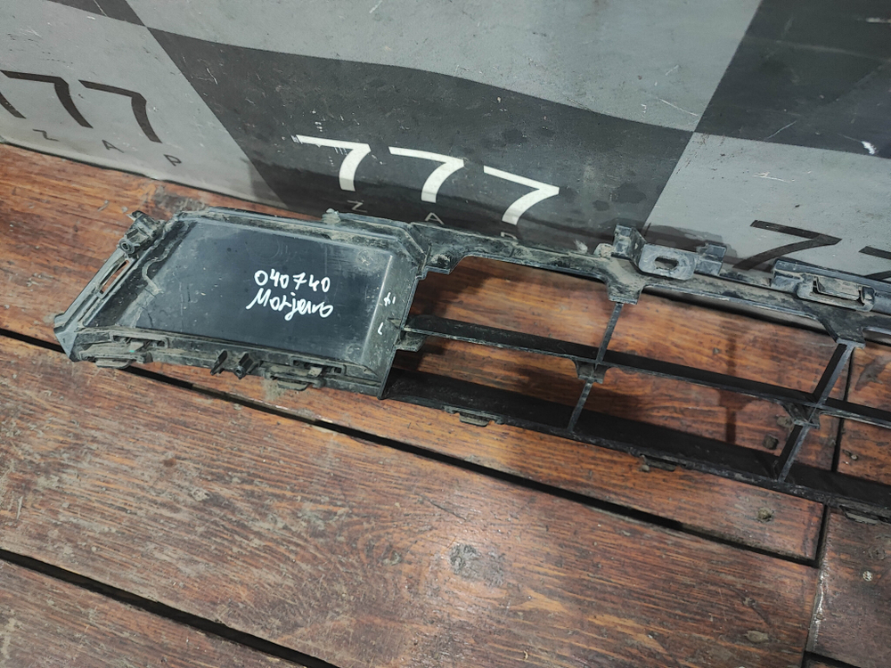 Решетка переднего бампера Geely Monjaro 21-нв Б/У Оригинал 8889168079