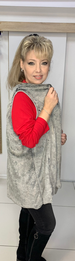 Удлиненный жилет из светлого искусственного меха