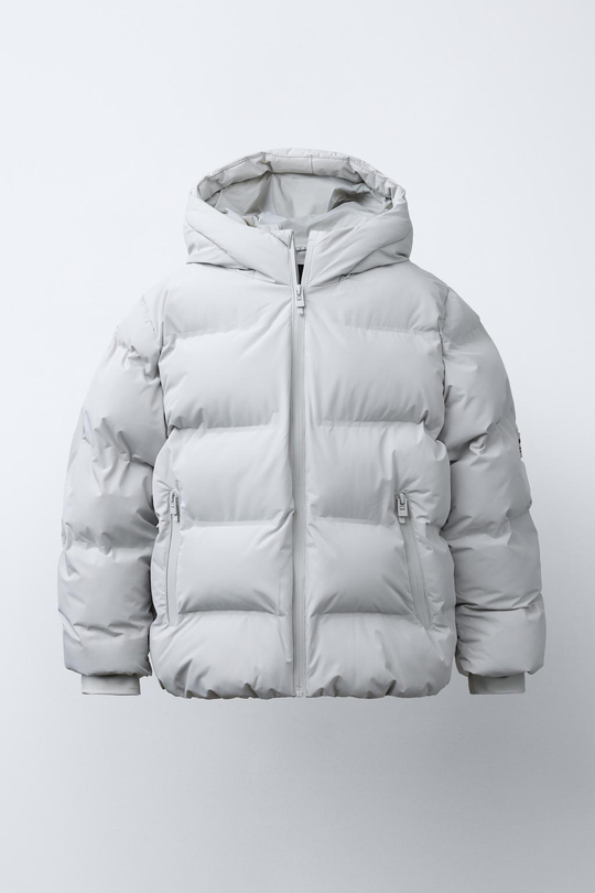 ZARA СТЕГАНАЯ КУРТКА С НАШИВКОЙ WATER REPELLENT, ЦВЕТ ЛЬДА