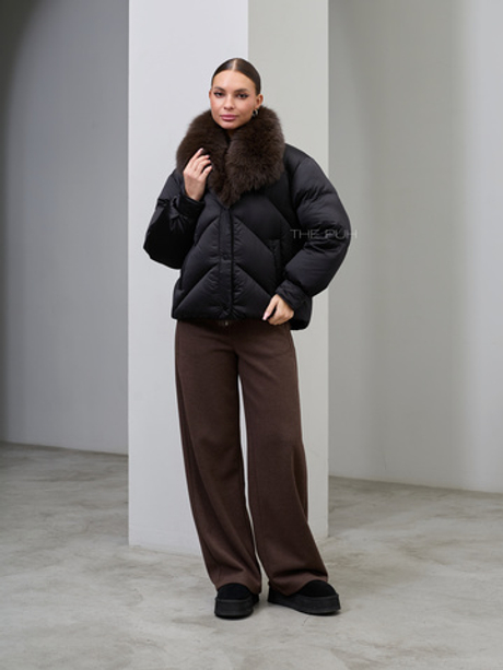 Короткий черный пуховик с меховым воротником