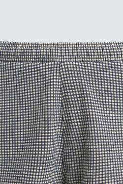 ZARA ШОРТЫ ИЗ ЖАТОЙ ТКАНИ СТРУКТУРЫ СИРСАКЕР, ЭКРЮ/ТЕМНО-СИНИЙ